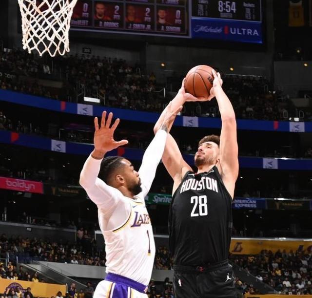 半场战报：那不勒斯1-0尤文，霍伊伦7分钟闪击，内雷斯助攻（半场快讯：那不勒斯1-0领先尤文，霍伊伦7分钟建功，内雷斯送助攻）